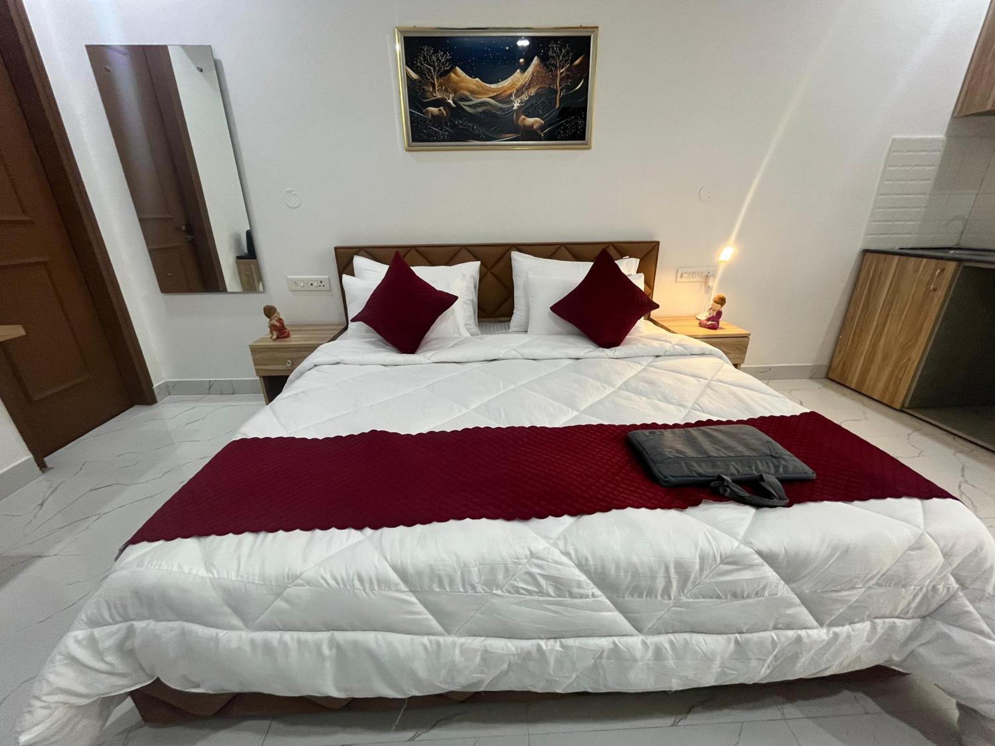 The Lodgers Studio Apartment Infront Of Artemis Hospital Gurugram Gurgaon Extérieur photo