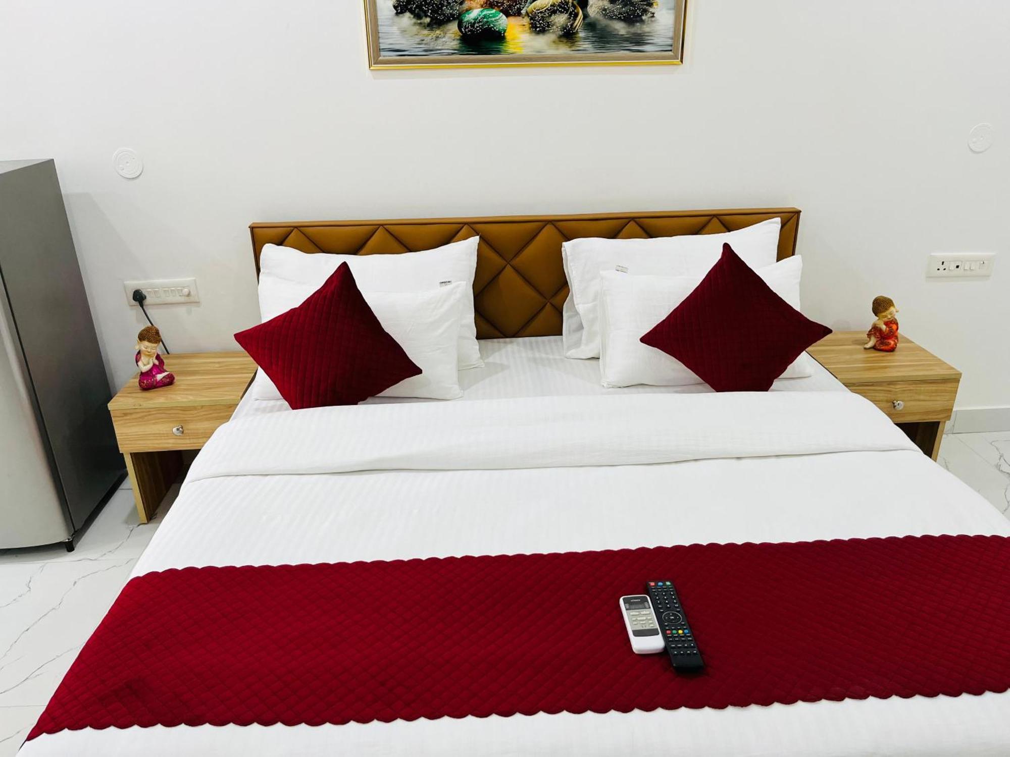 The Lodgers Studio Apartment Infront Of Artemis Hospital Gurugram Gurgaon Extérieur photo