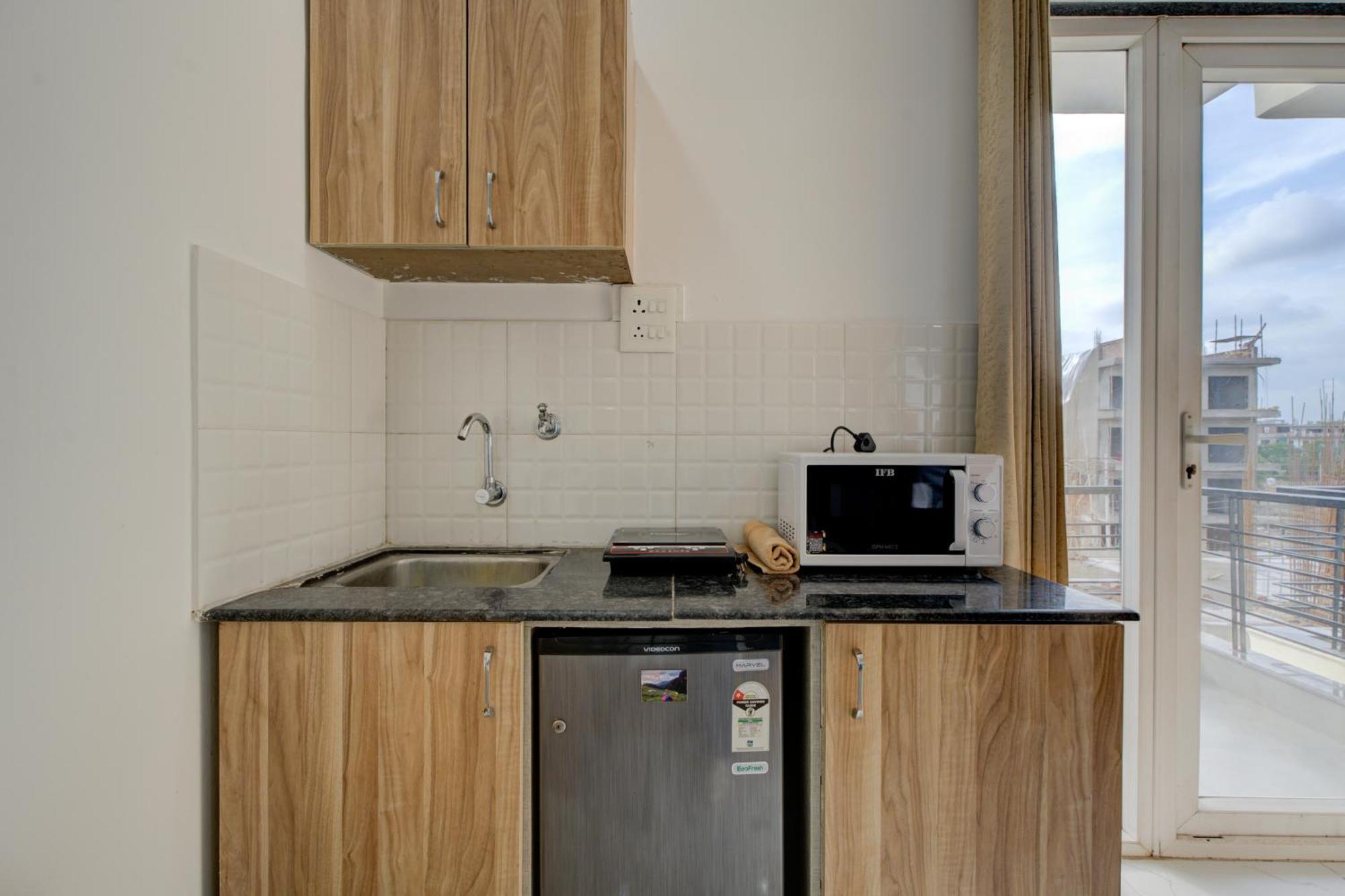 The Lodgers Studio Apartment Infront Of Artemis Hospital Gurugram Gurgaon Extérieur photo