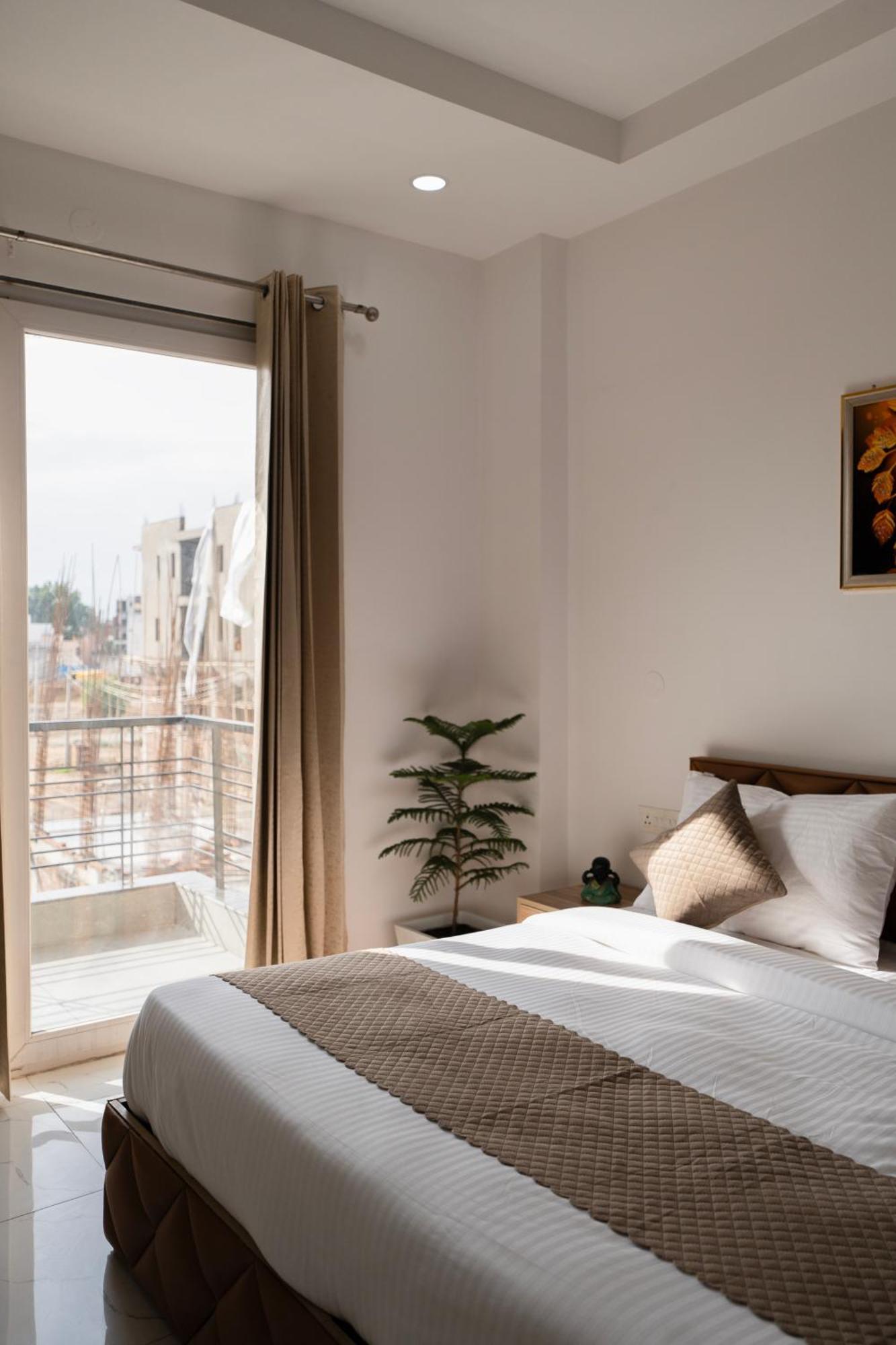 The Lodgers Studio Apartment Infront Of Artemis Hospital Gurugram Gurgaon Extérieur photo