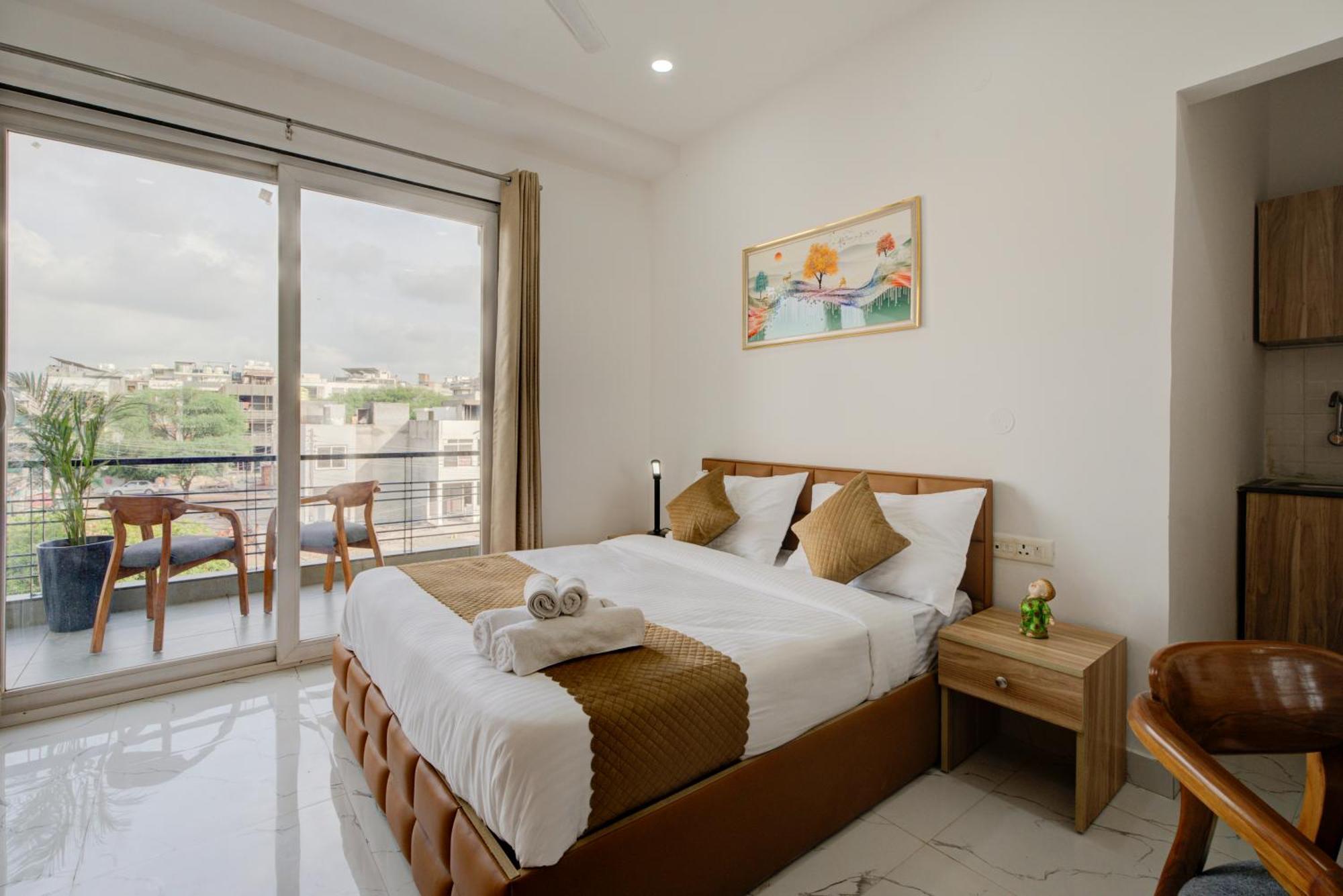 The Lodgers Studio Apartment Infront Of Artemis Hospital Gurugram Gurgaon Extérieur photo